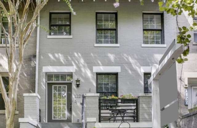 Reduced !! 1Beautiful 3 bed & Den + 3 Full Baths - Gorgeous upper level unit