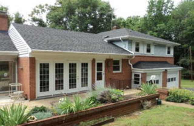 Roomy 3 Bedroom Viewmont Court Home! 2 Car Garage and a Pool!