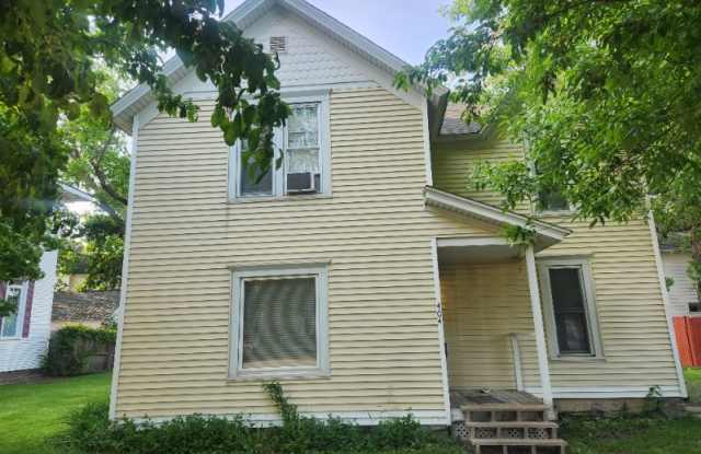 404 5th Pl NW