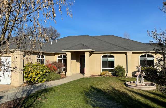 Photo of PET FRIENDLY!! Beautiful 3 Bedroom 2 Bath Home in Eagle Point Golf Course Community