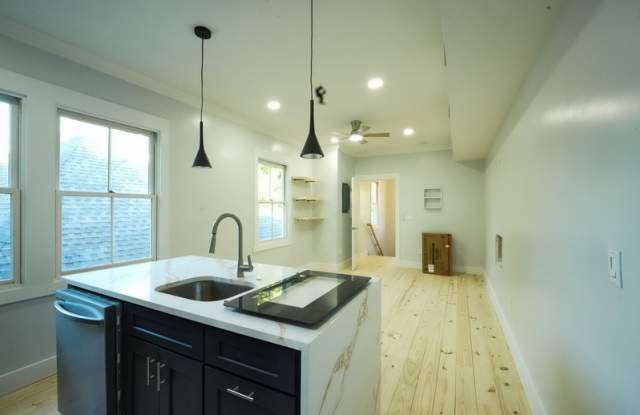 Photo of 1932 Hubbard Street - 1