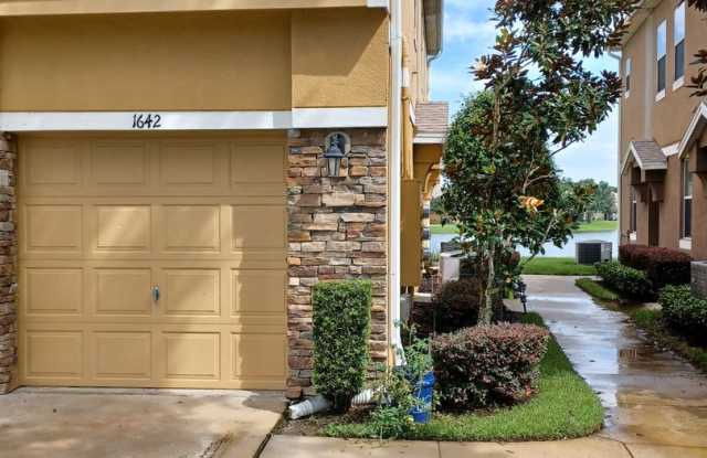 2 Bedroom, 2 bath, garage in Winter Garden, minutes from downtown Winter Garden ...
