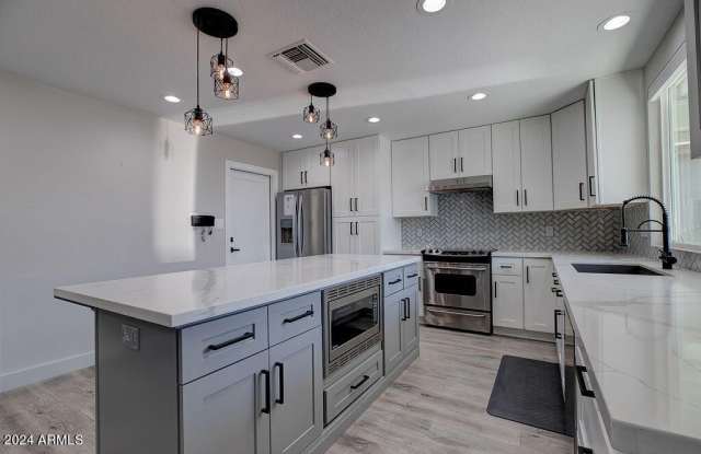 Photo of 917 N 87th Place