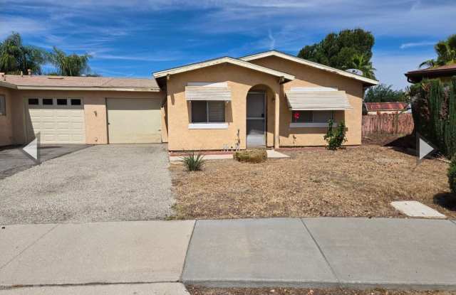 Cozy Two Bedroom One Bathroom Home in Hemet 55+ Community