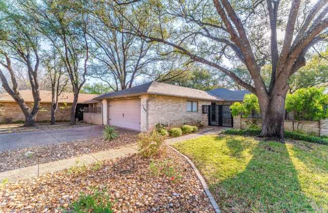RENOVATED 2-BEDROOM IN WHISPERING OAKS