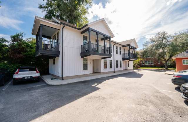 Student Living Near UF - 3 Bed / 3 Bath Home with Balcony * $200 GIFT CARD INCENTIVES!* PER TENANT