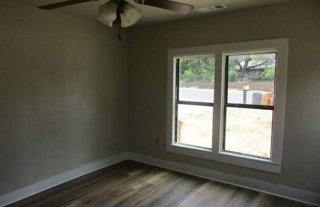 Charming Remodeled 2/1 Home