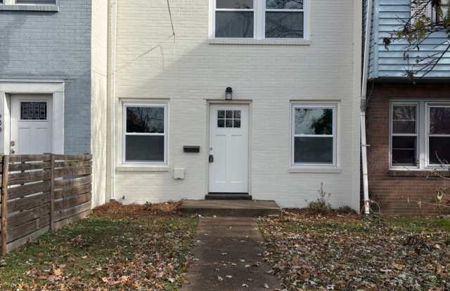 Photo of 2 Bedroom Across From McFerrin Park