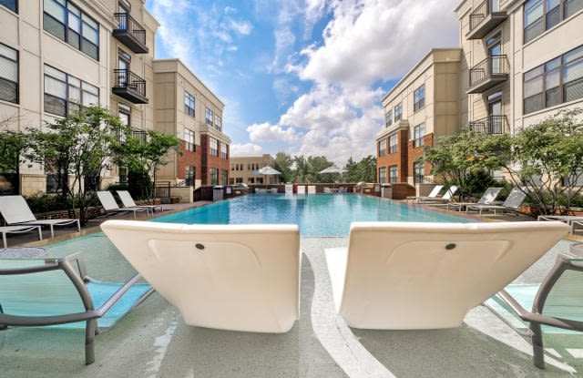 Cosmopolitan on the Canal