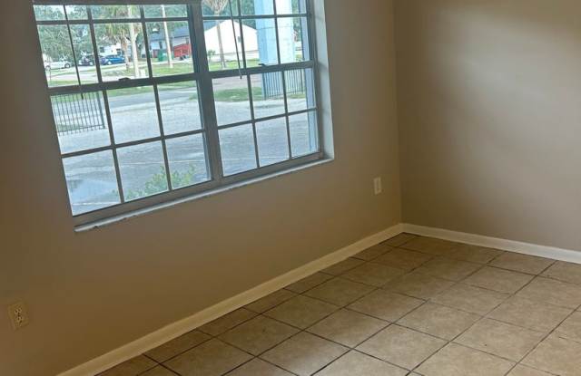 1 BR 1 1/2 Bath Apt Near Downtown Eustis