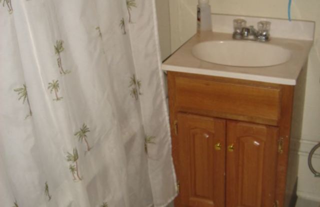 NO FEE 2 Bed split for 9/1 on Green line Heat Hw inc Students ok August 1