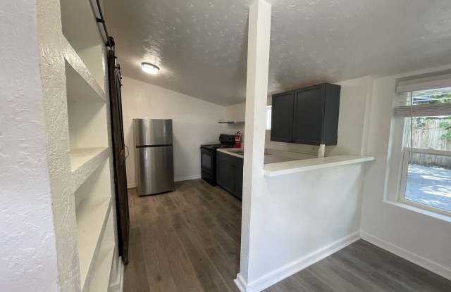 905 East Crenshaw Street (unit 2)