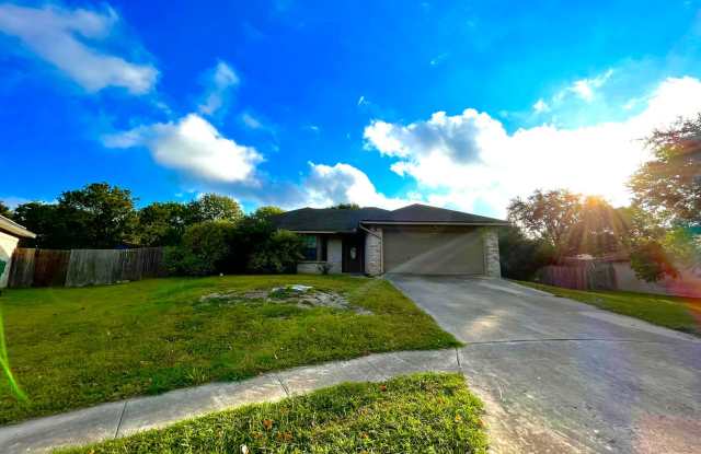 CUTE 3 BEDROOM HOME ON CUL-DE-SAC WITH LARGE BACK YARD*FRESH INTERIOR PAINT*2 CAR GARAGE*FIREPLACE IN LIVING*GARDEN TUB W/ SEPARATE SHOWER*2 EATING AREAS*SPLIT MASTER BEDROOM*EASY ACCESS TO RANDOLPH AFB, FT. SAM,  FORUM SHOPPING