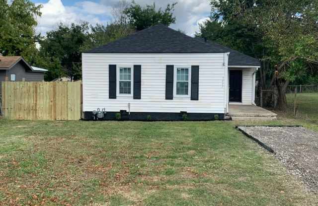 Beautifully Redone 2 Bedroom House! Available for a 5/1 Move In!!! *Updated Photos to Come*