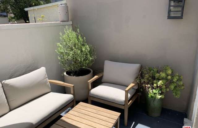 1050 S Orange Grove Dr