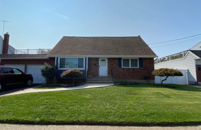 96 Twinlawns Ave - 96 Twin Lawns Avenue, Hicksville, NY 11801