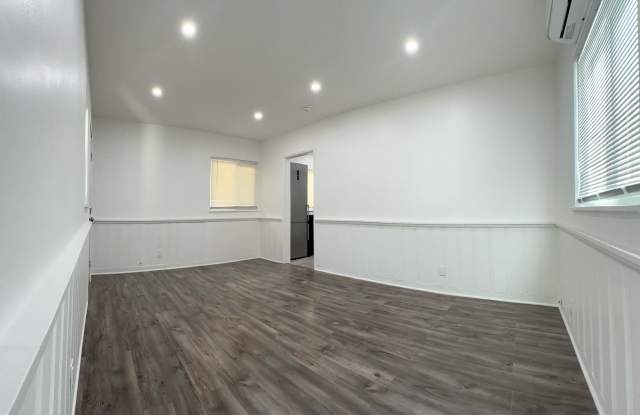 307 North Hollywood Way