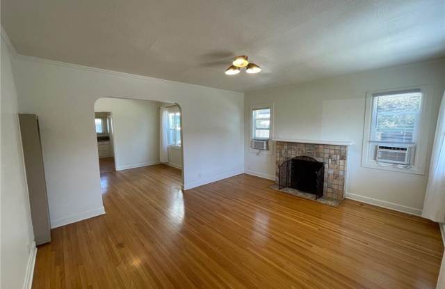 8847 Elm Ave