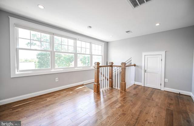 2314 N KENMORE Street