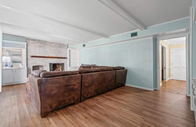 745 Westmoreland Drive E