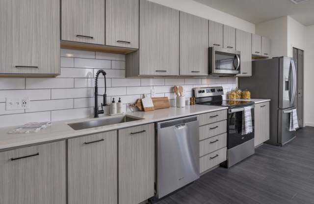 Azola South Tampa - Apartment & Townhome