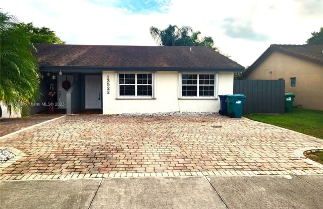 13520 SW 64th Ln - 13520 Southwest 64th Lane, Kendale Lakes, FL 33183