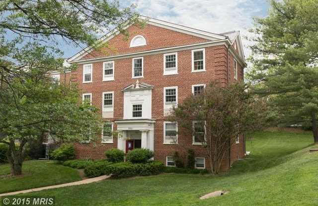 1 Bedroom 1 Bath in McLean Gardens Just Off Wisc. Ave.!