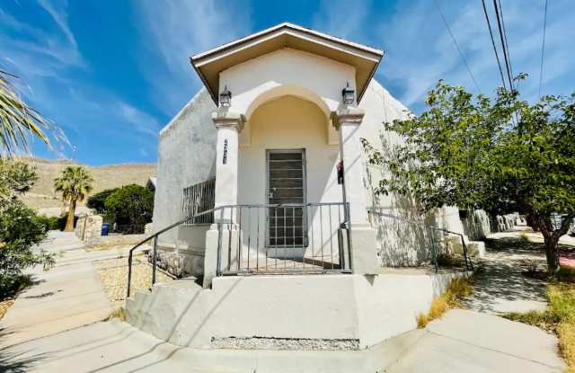 Cozy 2 bedroom, 1 bath apartment in Central El Paso!