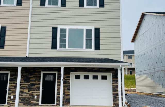 ***HALF OFF FIRST MONTHS RENT*** Crescent Ridge Townhome for Rent