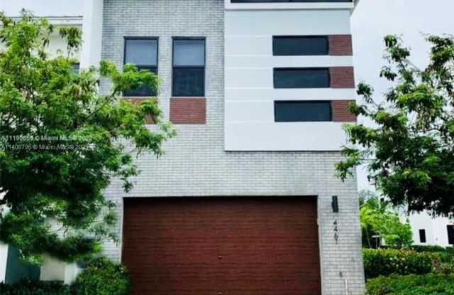 4436 NW 9th St