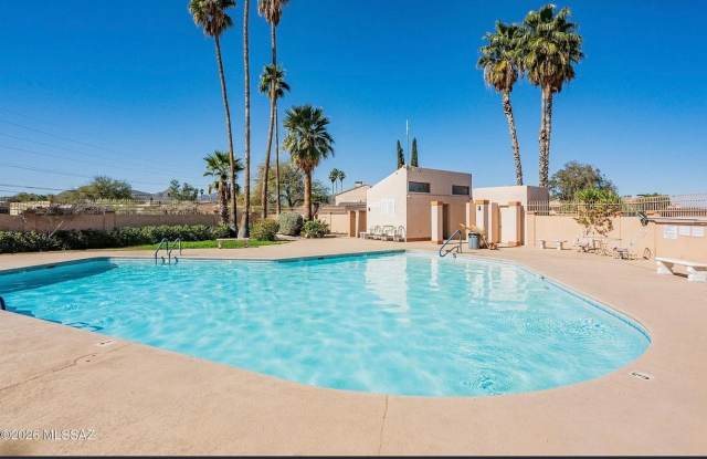 Spacious 3BR Townhome in Tucson
