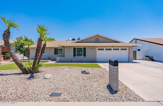 2033 E HARVARD Drive