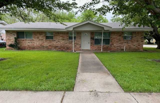 Nice 3 Bedroom, 2 Full Bath Duplex Located in Cleburne. - 811 Poindexter Avenue, Cleburne, TX 76033