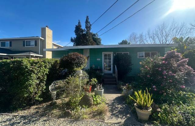 Charming 2 bedroom/1 bath in Seacliff - 243 North Avenue, Seacliff, CA 95003