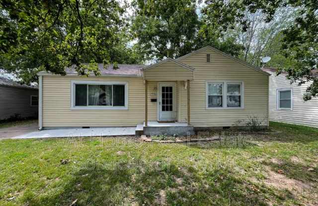 1739 South Ave - 1739 South Avenue, Springfield, MO 65807