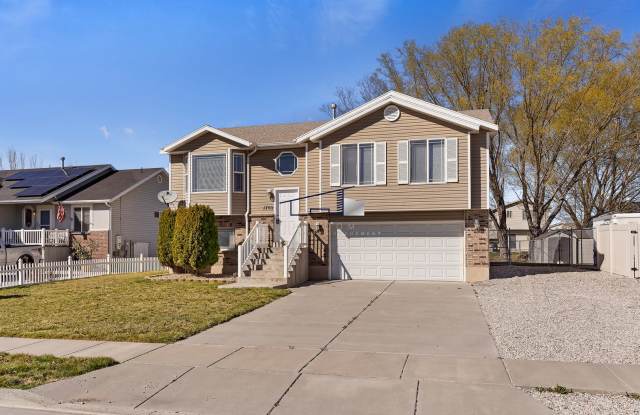 Clinton 4 Bedroom, 3 Bathroom House - 1702 West 675 North, Clinton, UT 84015