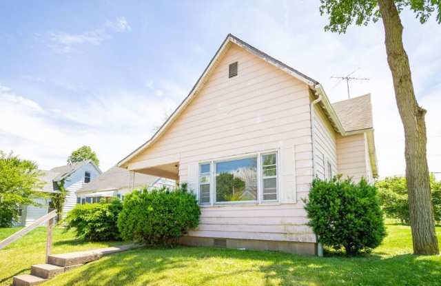 921 W Neely Ave
