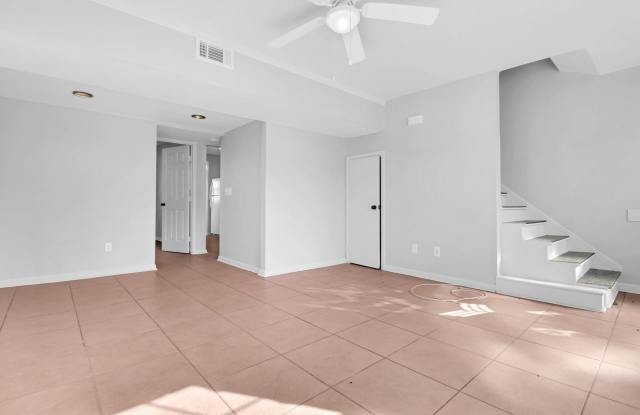 4 BR, 2 BATH townhouse in downtown Charleston, SC. - 22 Cedar Street, Charleston, SC 29403