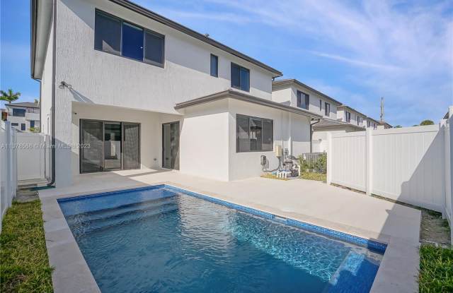 8096 NW 48th Ter