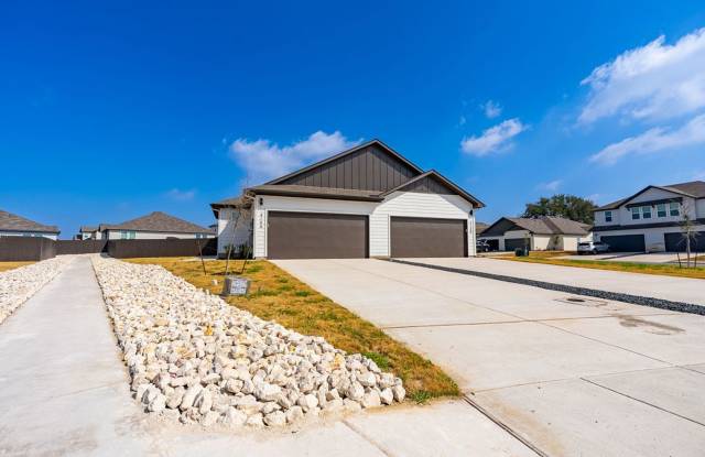 Modern Comfort & Convenience in the Heart of Buda – Stylish Living at 414 Cross Barn Blvd #A