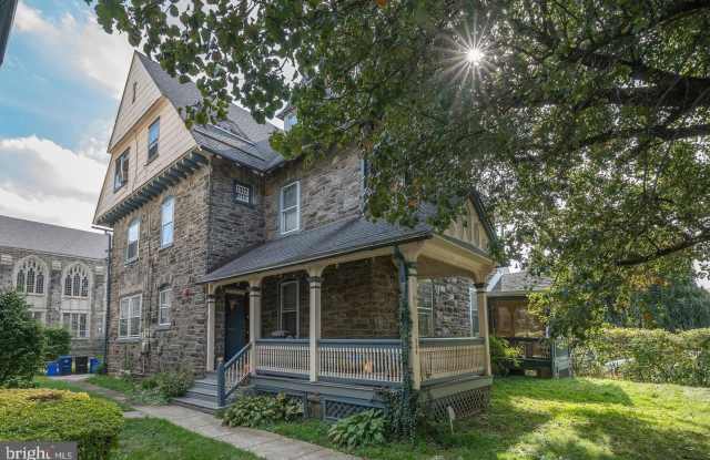 304 W SCHOOL HOUSE Lane