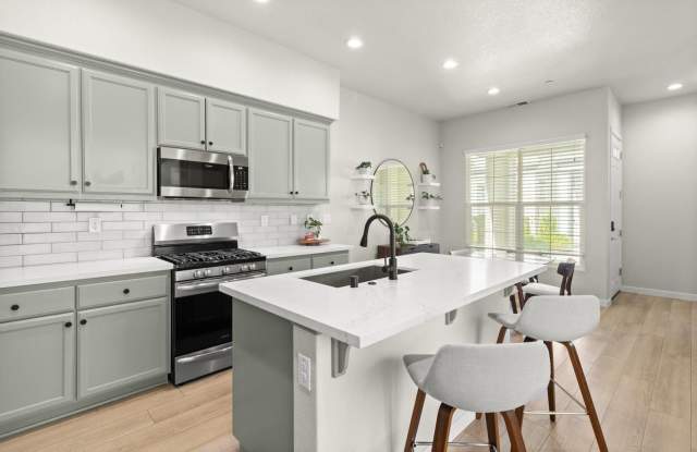 3 Bed 2.5 Ba 2 Car Garage with solar!