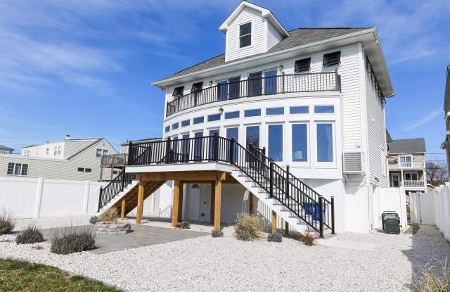 Photo of 136 Lincoln Dr