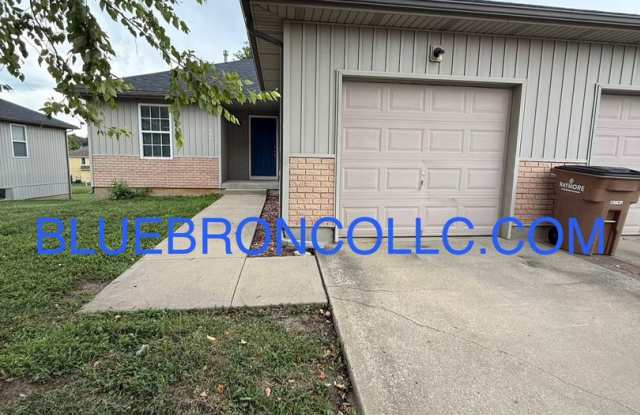 Gorgeous duplex in Raymore with a lot to offer along with new flooring.