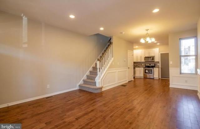 6241 N WOODSTOCK Street