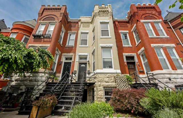 3 Story Condo w/ Loft in Bloomingdale NW!! Walking Distance to 2 Metros!