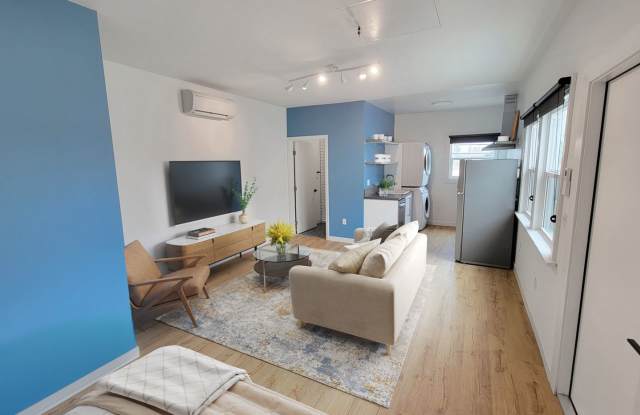 Renovated Studio with Bathroom In Jefferson Park