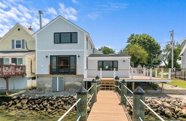 319 Riverside Street - 319 Riverside Street, Newport County, RI 02871