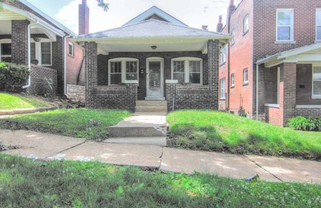 Nicely remodeled 2 bedroom 1 bath home in Tower Grove South with 2 car garage and fenced in yard! - 3928 Potomac Street, St. Louis, MO 63116