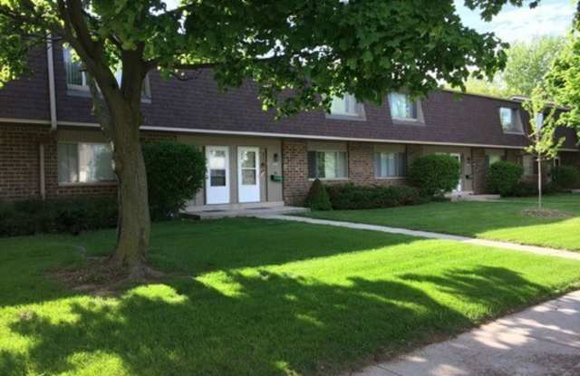 Large Three bedroom & 2 1/2 bath unit for rent for August move in!!
